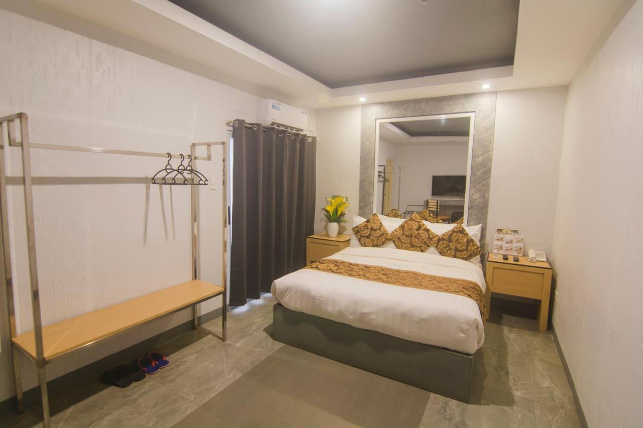 Hotel Carmelita Tuguegarao Esterno foto